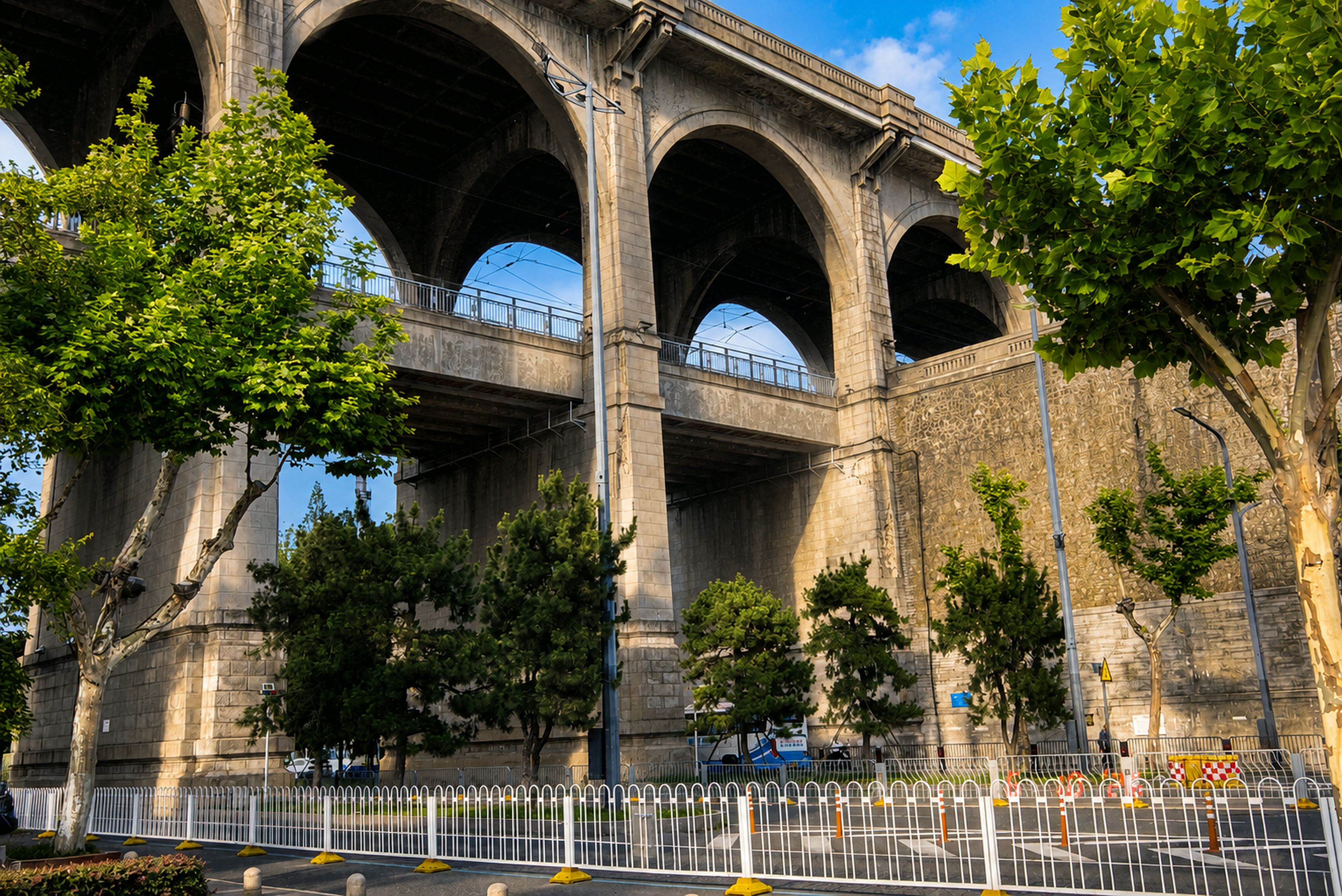 长江大桥桥下的建筑结构